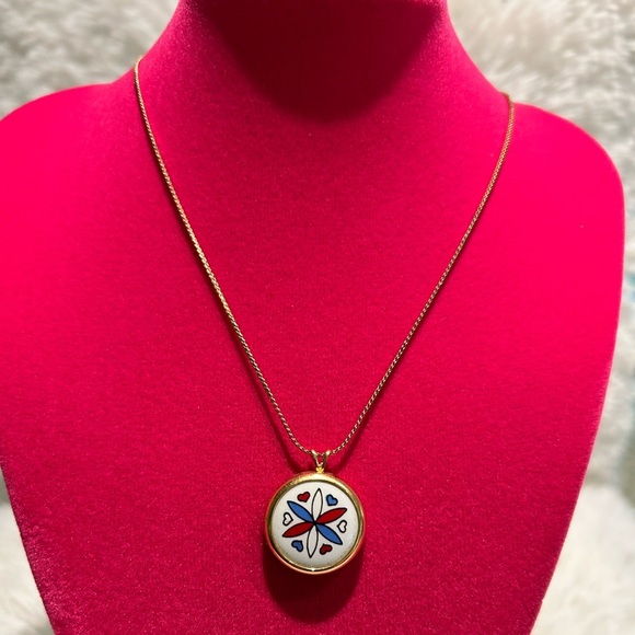 Vintage- Avon “Love Compass”Elegant Gold Necklace with heart shaped figures - Picture 2 of 4